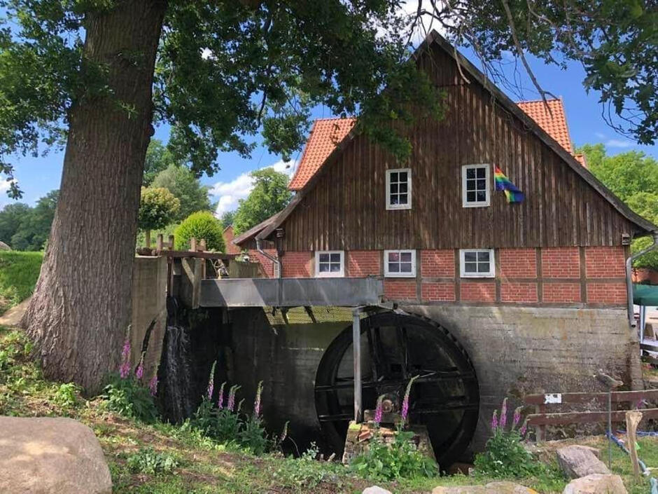Historische Wassermühle Bruchmühlen Außenansicht der historischen Wassermühle Bruchmühlen mit großem Wasserrad und liebevoll restauriertem Fachwerkgebäude.