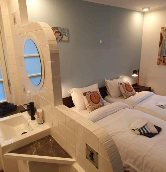 Modernes Gästezimmer mit Bad Stilvoll eingerichtetes Gästezimmer mit komfortablen Betten und offen integriertem Badezimmer – komfortable Übernachtung in der Wassermühle Bruchmühlen.