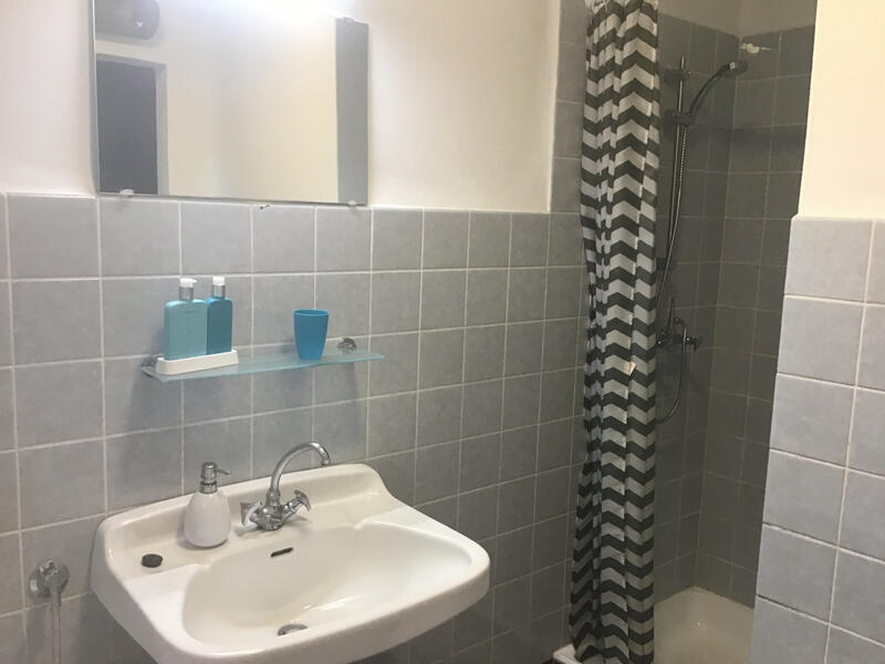 Modernes Badezimmer für Gäste Helles Badezimmer mit Waschbecken, Spiegel und Dusche – gepflegte Sanitäreinrichtung für Gäste der Wassermühle Bruchmühlen.