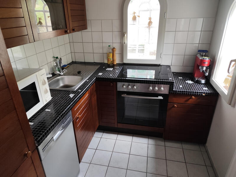 Voll ausgestattete Gemeinschaftsküche Moderne Gemeinschaftsküche mit Herd, Backofen, Mikrowelle, Kaffeemaschine und Spüle für Gäste der Bruchmühle.