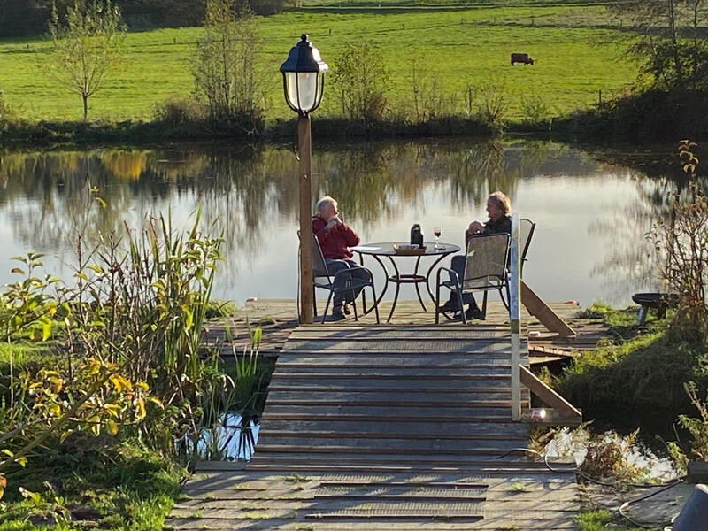 Entspannung direkt am See Gemütlicher Sitzplatz auf einem Holzsteg direkt am See der Wassermühle Bruchmühlen – ideal zum Entspannen und Genießen der Natur.