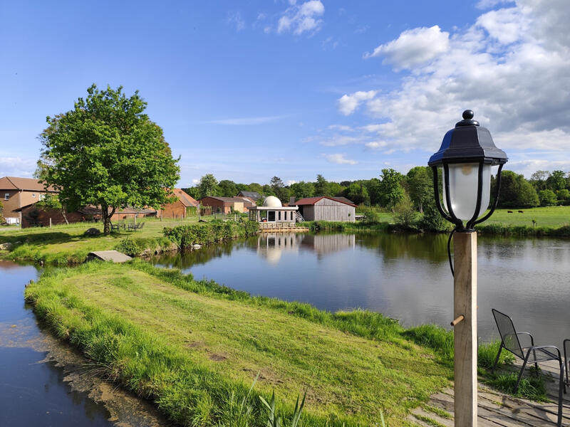 Wassermühle Bruchmühlen am See Panoramablick auf die historische Wassermühle Bruchmühlen mit See, Wiesen und weitläufiger Naturkulisse.