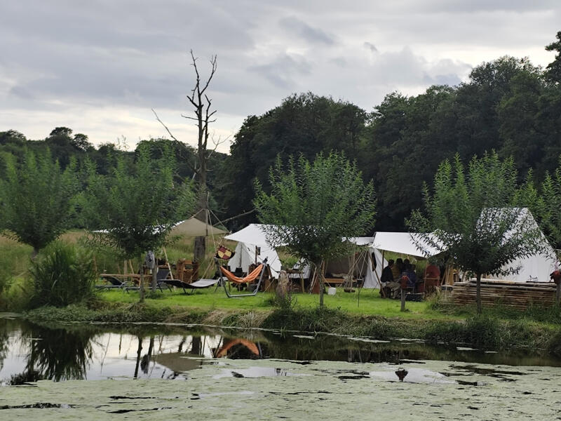 Campingplatz an der Bruchmühle Zelte und gemütliche Sitzbereiche auf dem naturnahen Campingplatz direkt am See der Wassermühle Bruchmühlen.