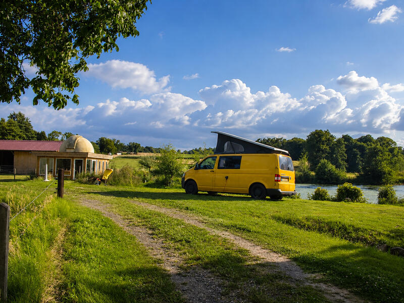 Wohnmobilstellplatz an der Bruchmühle Wohnmobil auf einem naturnahen Stellplatz direkt am See der Bruchmühle – ideal für Camping und Erholung im Grünen.