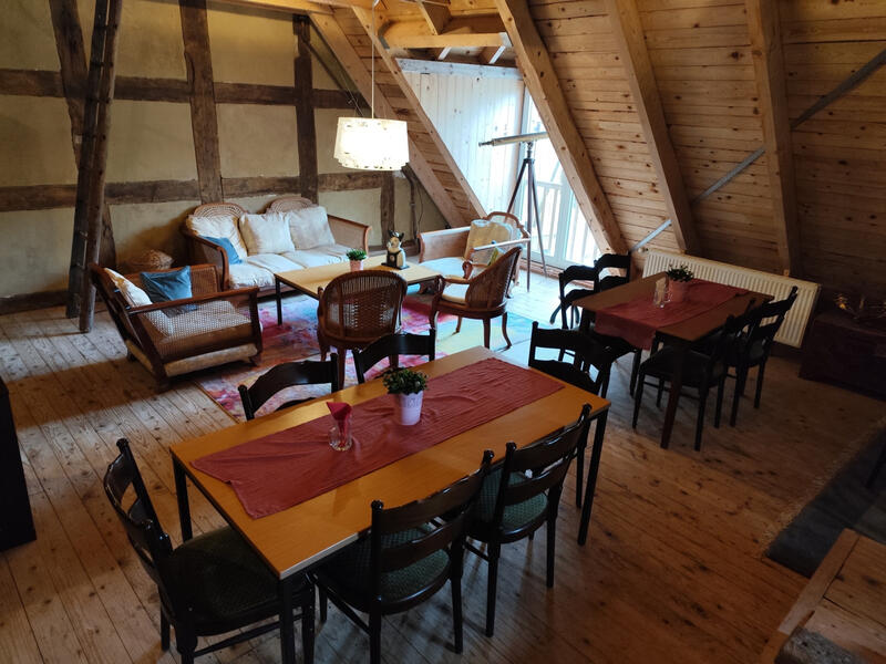 Gemütlicher Aufenthaltsraum Rustikaler Aufenthaltsraum mit Sitzgruppen, Holzbalken und gemütlicher Atmosphäre für Gruppen und Gäste der Bruchmühle.