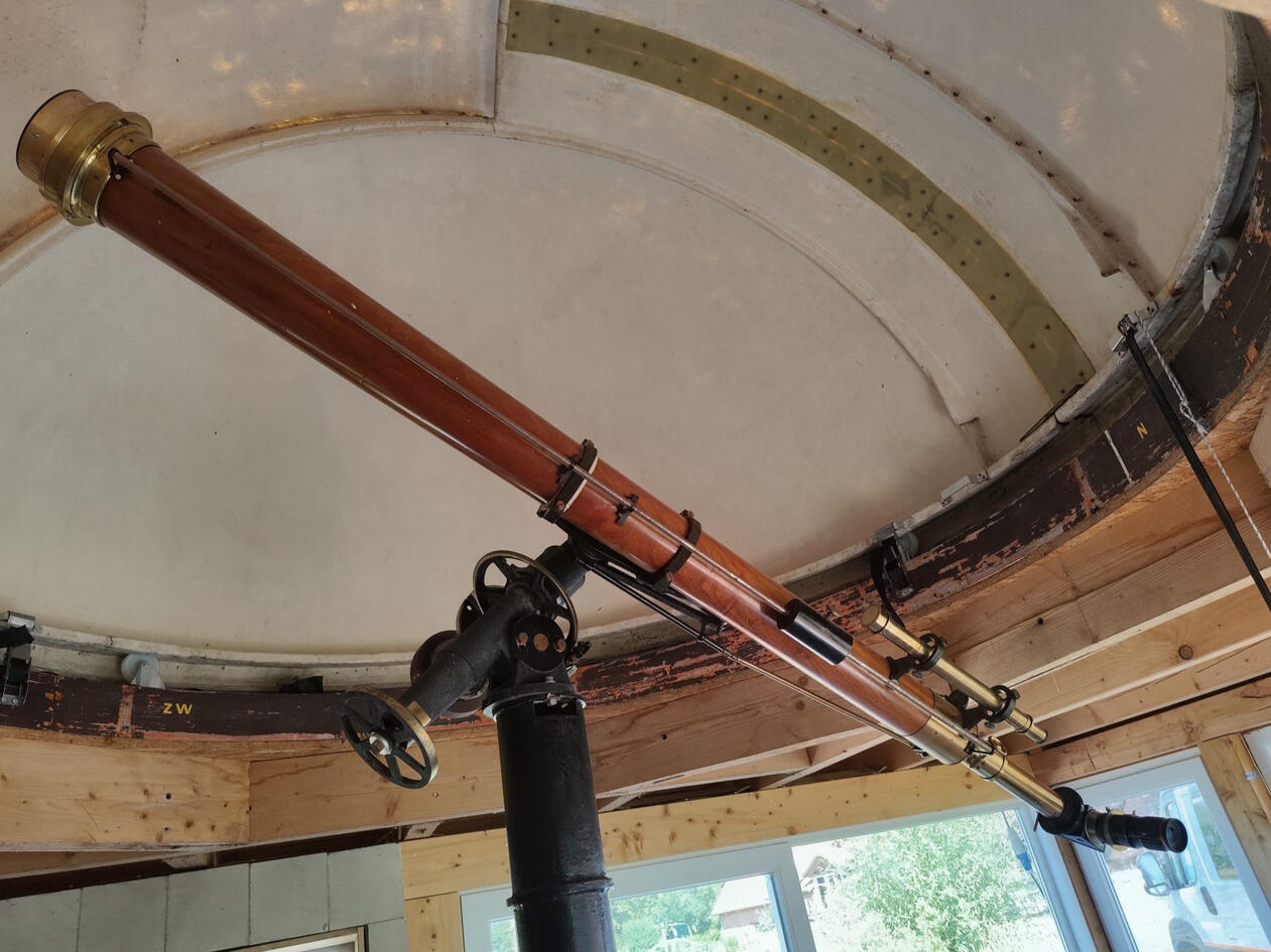 Historisches Teleskop in der Sternwarte Historisches Teleskop im Inneren einer Sternwarte, bereit für die Beobachtung von Sternen, Planeten und anderen Himmelsobjekten.