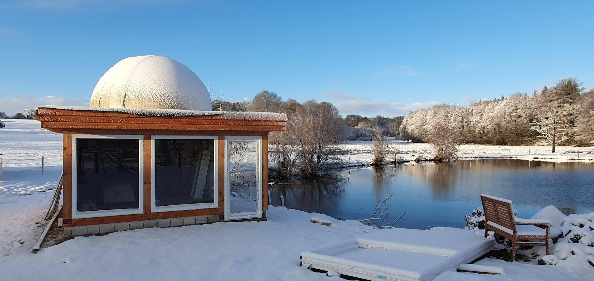 Sternwarte am See im Winter Verschneite Sternwarte mit Kuppel direkt am See an einem sonnigen Wintertag – ein idyllischer Ort für Astronomie und Naturerlebnisse.
